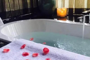 北京顺义区水疗池中的失重冥想：当身体学会漂浮